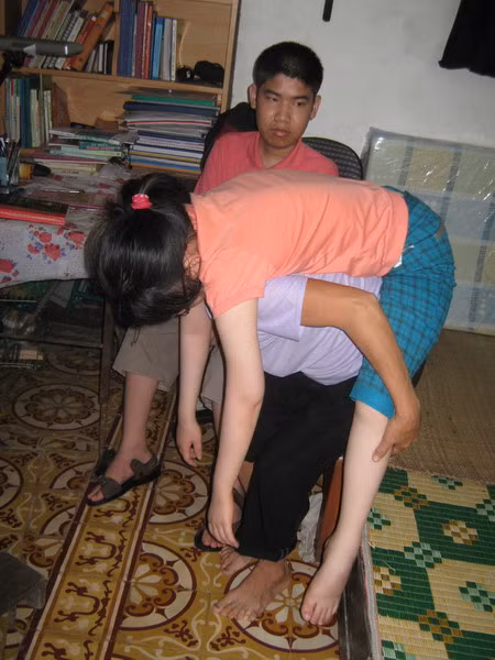 2 chị em Vân Nam rất cần có người giúp đỡ khi di chuyển