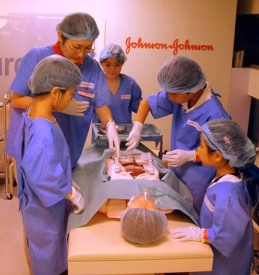 Trẻ được học làm bác sĩ. (Ảnh minh họa, internet)