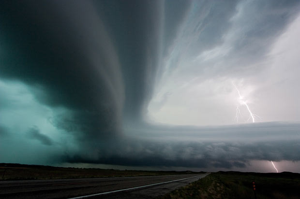 Những bức ảnh kinh hoàng của người "săn bão" ảnh 6 Spectacular pictures of tornadoes, supercells and lightning by storm chaser Mike Hollingshead July 13th, 2009: Mike says: ’This storm was at least a top five chase of mine. It was amazing to follow for hours. It started near Rapid City South Dakota at around 4pm and was still a supercell into the night past 10pm’ July 13th, 2009: Mike says:
