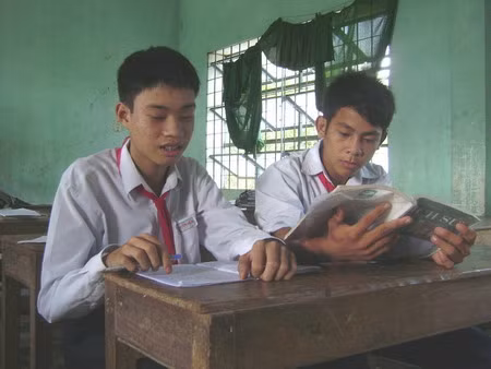 Mỗi lần Thịnh chưa hiểu hay chép bài chưa kịp thì nhờ các bạn ngồi cạnh đọc dùm lại