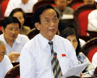 ĐBQH Nguyễn Lân Dũng (đoàn Đắc Lắc): "Theo tôi, nên có thêm điều khoản nào đó hỗ trợ cho bưu điện văn hoá xã...".