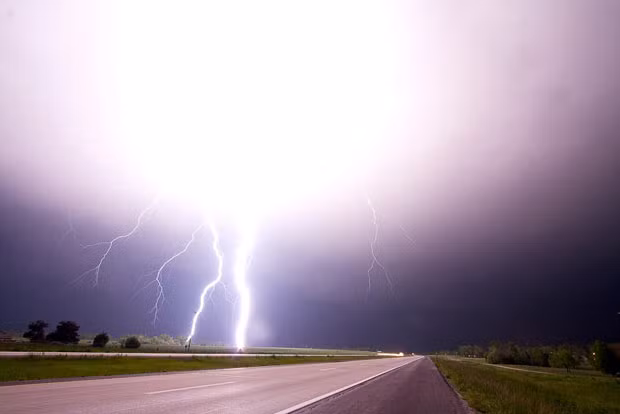 Những bức ảnh kinh hoàng của người "săn bão"