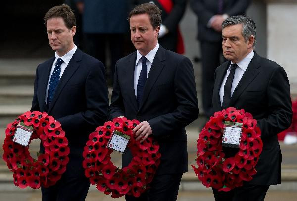 Châu Âu kỷ niệm ngày Thế chiến thứ 2 kết thúc ảnh 4 Britain’s Prime Minister Gordon Brown, right, with Conservative Party leader David Cameron and Liberal Democrat party leader Nick Clegg, left, hold their wreaths as they arrive at a service to commemorate the 65th anniversary of the end of World War II in Europe, at the Cenotaph in London, Saturday, May, 8 2010