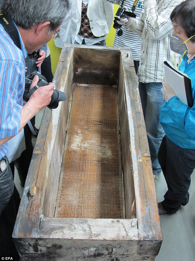 Hàn Quốc phát hiện xác ướp 500 tuổi của một phụ nữ danh giá ảnh 3 Researchers inspect the wooden coffin which contained the woman’s mummified remains Read more: http://www.dailymail.co.uk/news/worldnews/article-1278040/500-year-old-remains-Korean-woman-discovered-handbag.html#ixzz0ntYWAkPi