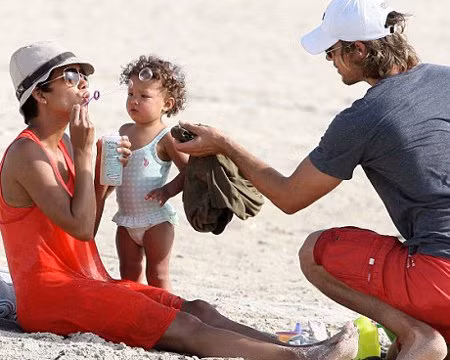 Cặp đôi và cô con gái xinh xắn, đáng yêu Cặp đôi và cô con gái xinh xắn, đáng yêu