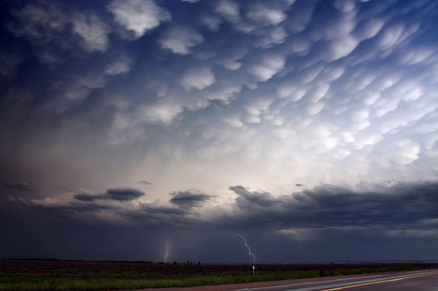 Những bức ảnh kinh hoàng của người "săn bão" ảnh 10 May 23, 2006: Mammatus and lightning at sunset
