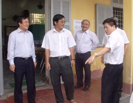 Thứ trưởng Trần Quang Quý (bìa trái) thăm Hội đồng thi trường THPT Châu Văn Liêm