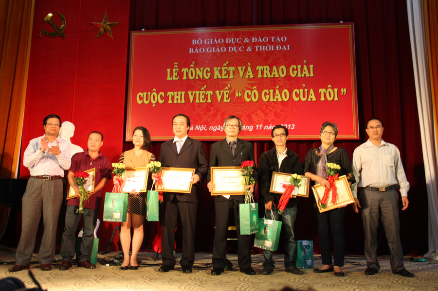 Trao giải cho các tác giả đoạt giải cuộc thi 