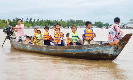 Học sinh vùng lũ yên tâm tới lớp