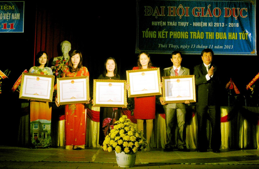 Ông Nguyễn Quang Hưng - Chủ tịch UBND huyện Thái Thụy - tặng Bằng khen cho các tập thể, cá nhân có thành tích xuất sắc trong 5 năm qua Ông Nguyễn Quang Hưng - Chủ tịch UBND huyện Thái Thụy - tặng Bằng khen cho các tập thể, cá nhân có thành tích xuất sắc trong 5 năm qua