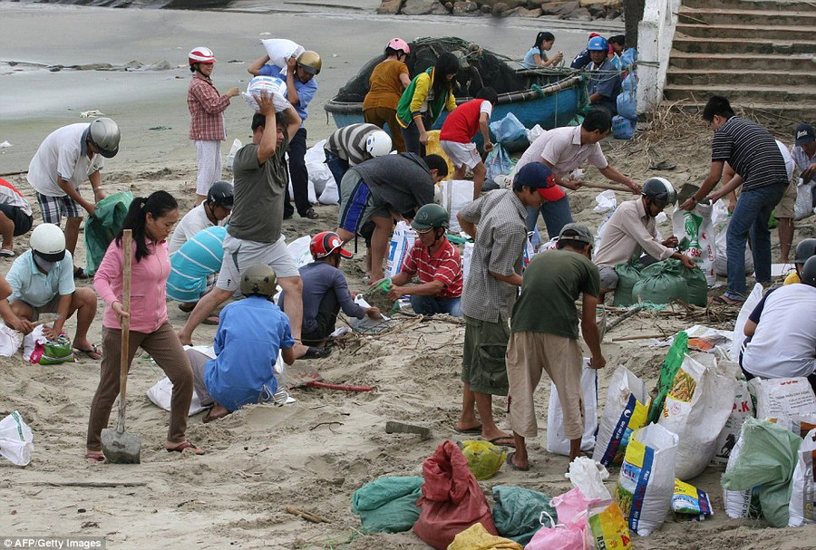 Braced: Residents in Phu Yen, Vietnam, prepare sandbags in preparation for the storm which is expected to reach the coast on Sunday morning Read more: http://www.dailymail.co.uk/news/article-2494635/Philippines-super-typhoon-Haiyan-powerful-storm-history.html#ixzz2kD3BpqQf Follow us: @MailOnline on Twitter | DailyMail on Facebook