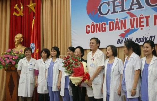 Phó Chủ tịch nước Nguyễn Thị Doan tặng hoa chúc mừng ekip bác sĩ Phó Chủ tịch nước Nguyễn Thị Doan tặng hoa chúc mừng ekip bác sĩ