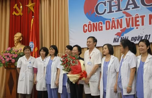 Phó Chủ tịch nước Nguyễn Thị Doan tặng hoa chúc mừng ekip bác sĩ