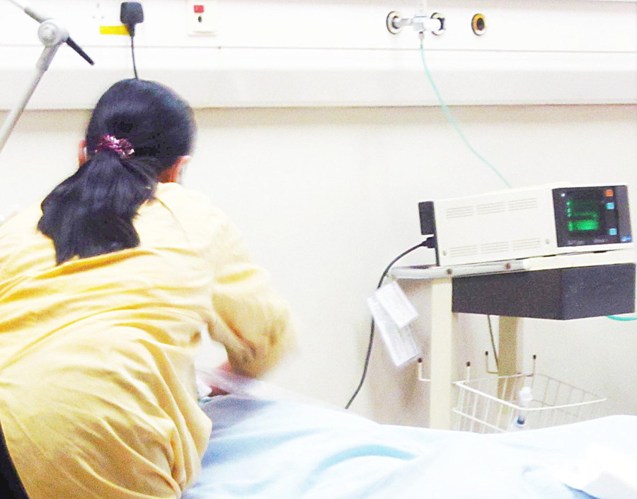 Những “hộ lý” không chuyên ngồi tâm sự trong thời gian rảnh rỗi