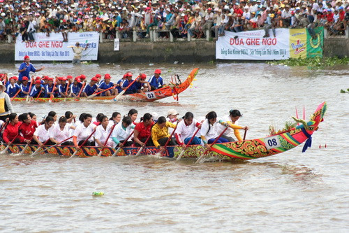 Đội ghe Ngo nữ quyết tâm giành chiến thắng
