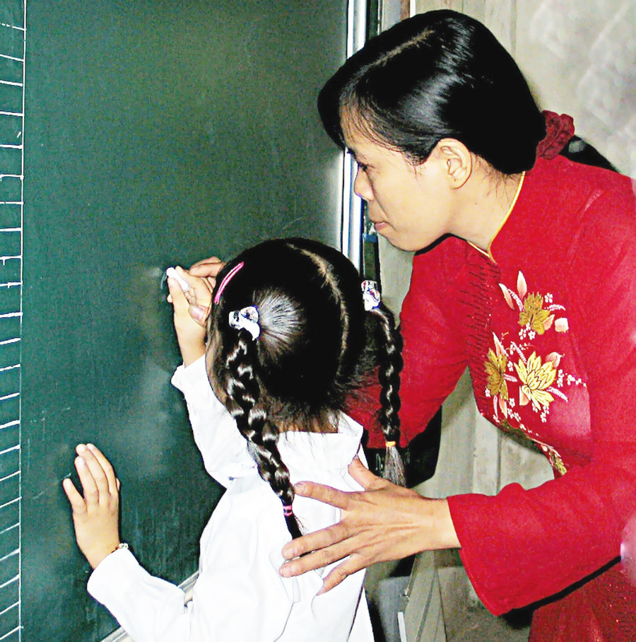 Cô nâng niu nét chữ đầu đời cho mọi thế hệ học trò