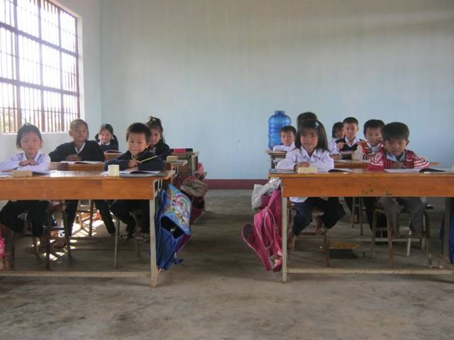 HS dân tộc ngày càng được học tập trong điều kiện cơ sở vật chất tốt HS dân tộc ngày càng được học tập trong điều kiện cơ sở vật chất tốt