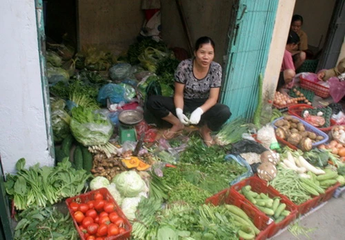 Găm hàng chờ bão, tiểu thương ế hàng thối rau