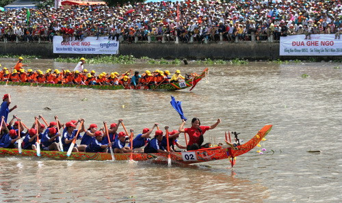 Khi vừa xuất phát các tay bơi đã tăng tốc để vượt qua mặt đối thủ