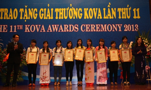 Thứ trưởng Bộ GD&ĐT Nguyễn Thị Nghĩa trao học bổng cho các sinh viên Thứ trưởng Bộ GD&ĐT Nguyễn Thị Nghĩa trao học bổng cho các sinh viên