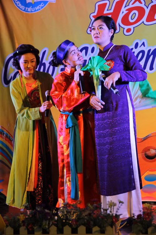 Phần thi tài năng của côgiáo Nguyễn Thị Thu Thương và hai nữ đồng nghiệp với trích đoạn “Tuần Ty, Đào Huế” gây nên sự thán phục và những trận cười sảng khoái với khán giả IMG_0202.JPG