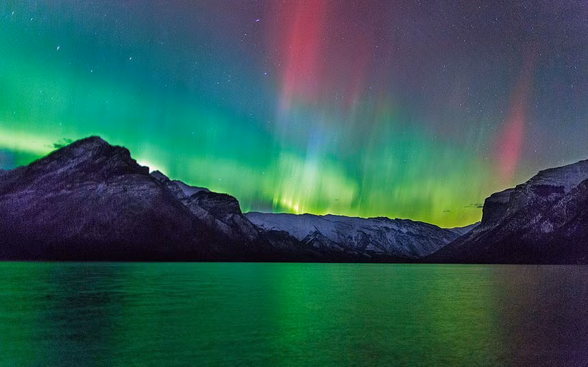 Richard Gottardo spent seven hours travelling to different spots around the Canadian mountains, from Canmore to Banff, shooting more than 1500 incredible images of the aurora borealis over the picturesque Rocky Mountains.