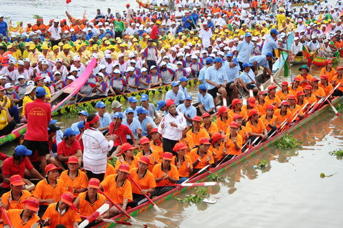 Các đội ghe Ngo nữ quyết tâm không kém gì các đội nam