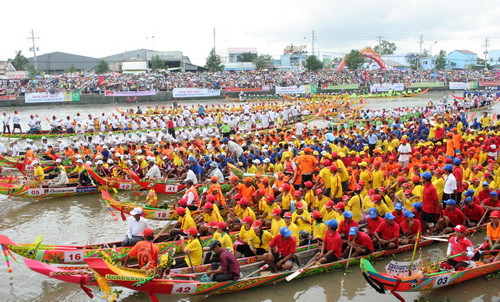 Tưng bừng Lễ hội đua ghe Ngo