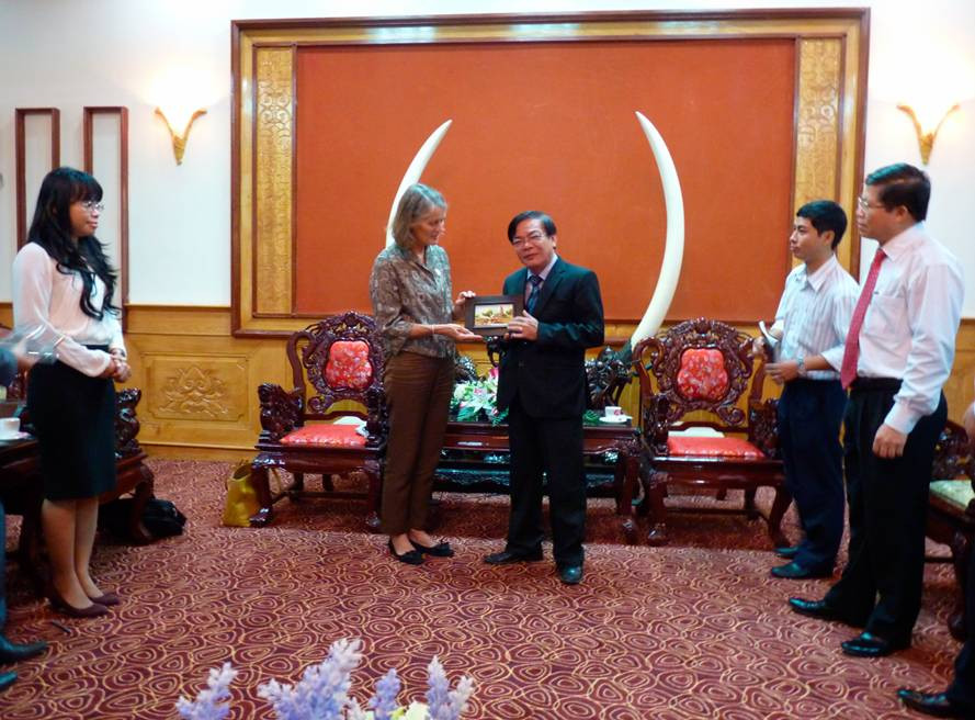 Ông Ngô Hòa, Phó Chủ tịch UBND tỉnh Thừa Thiên Huế tiếp bà Angela, GĐ điều hành Khảo thí tiếng Anh Cambridge Đông Nam Á tại UBND tỉnh Thừa Thiên Huế f