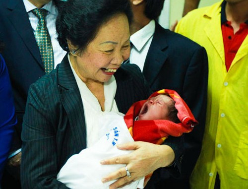 Phó Chủ tịch nước Nguyễn Thị Doan chung vui cùng công dân thứ 90 triệu Phó Chủ tịch nước Nguyễn Thị Doan chung vui cùng công dân thứ 90 triệu
