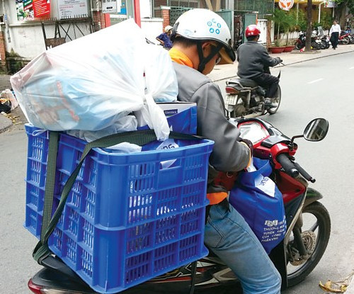 Hình ảnh những nhân viên giao hàng cho khách đặt mua qua mạng đã trở nên khá quen thuộc với người tiêu dùng