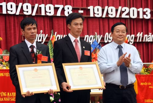 UBND TP Hải phòng tặng bằng khen cho cán bộ, giáoviên 