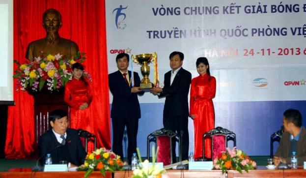 16 đội tham dự VCK giải bóng đá SV toàn quốc 2013