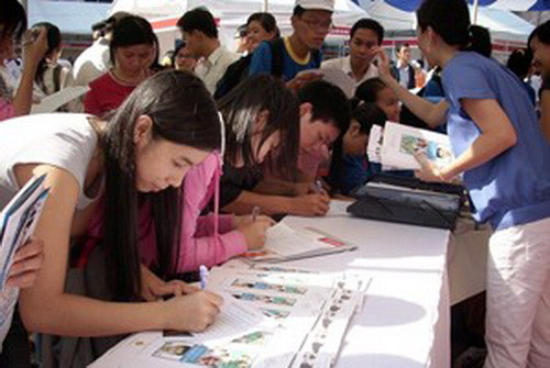 Nhiều sinh viên đăng ký tuyển dụng lao động cho các DN tại TPHCM