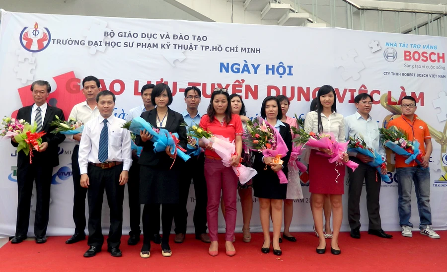 Đại học Sư phạm Kỹ thuật TPHCM: Tưng bừng ngày hội việc làm 2013