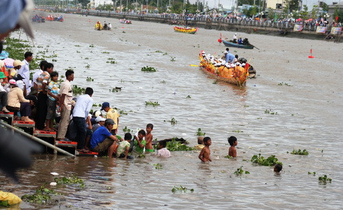 Các khán giả “nhí” vừa xem đua ghe Ngo vừa tắm sông 
