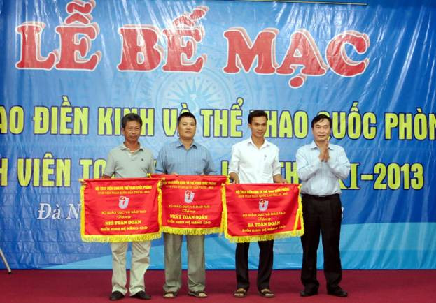 Ông Ngũ Duy Anh - Vụ trưởng Vụ công tác HSSV - trao cờ cho các đội Nhất toàn đoàn Ông Ngũ Duy Anh - Vụ trưởng Vụ công tác HSSV - trao cờ cho các đội Nhất toàn đoàn