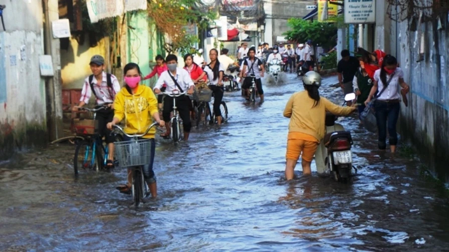 Bì bõm lội nước đến trường