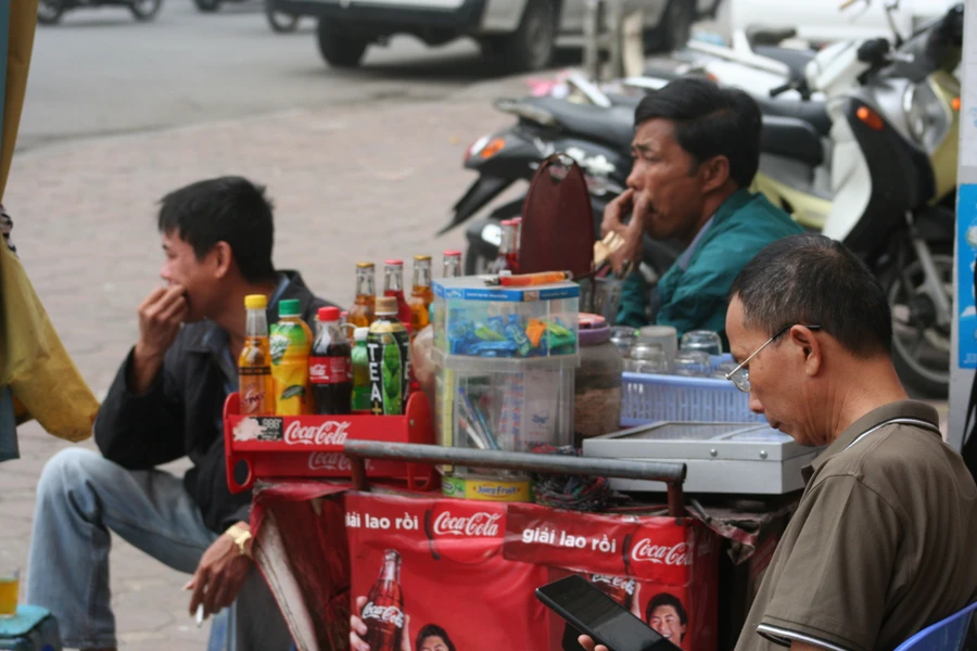 Nhếch nhác trà chén vỉa hè