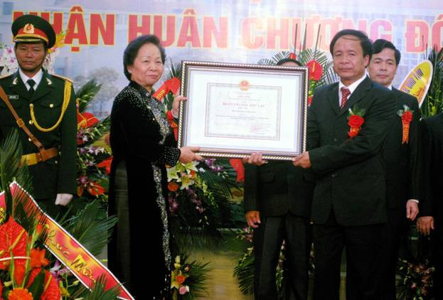 Phó Chủ tịch nước Nguyễn Thị Doan trao Huân chương Độc lập hạng Nhất cho lãnh đạo Trường ĐH Y dược Thái Bình