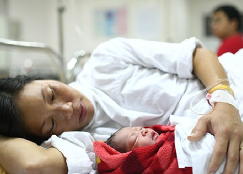 Mẹ con bé Nguyễn Thị Thùy Dung tại bệnh viện Mẹ con bé Nguyễn Thị Thùy Dung tại bệnh viện