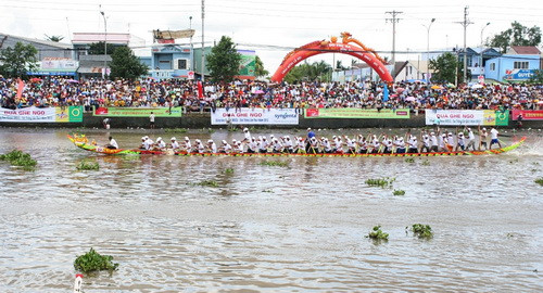 Hàng chục ngàn khán giả khắp các tỉnh ĐBSCL tập trung về con sông Maspero, TP. Sóc Trăng để xem đua ghe Ngo