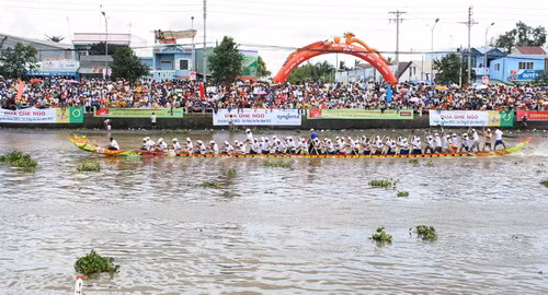 Hàng chục ngàn khán giả khắp các tỉnh ĐBSCL tập trung về con sông Maspero, TP. Sóc Trăng để xem đua ghe Ngo
