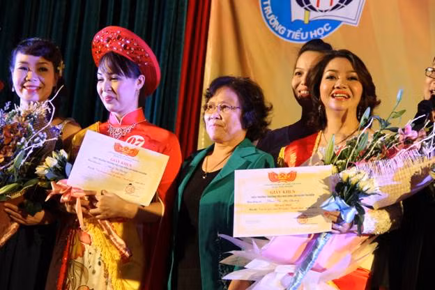 Cô tài năng, thanh lịch dạy trò học giỏi, ngoan hiền