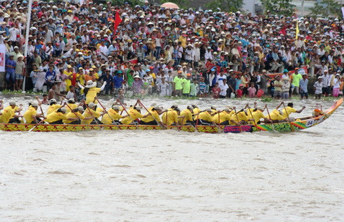 Khán giả tràn xuống nước để cổ vũ các đội đua