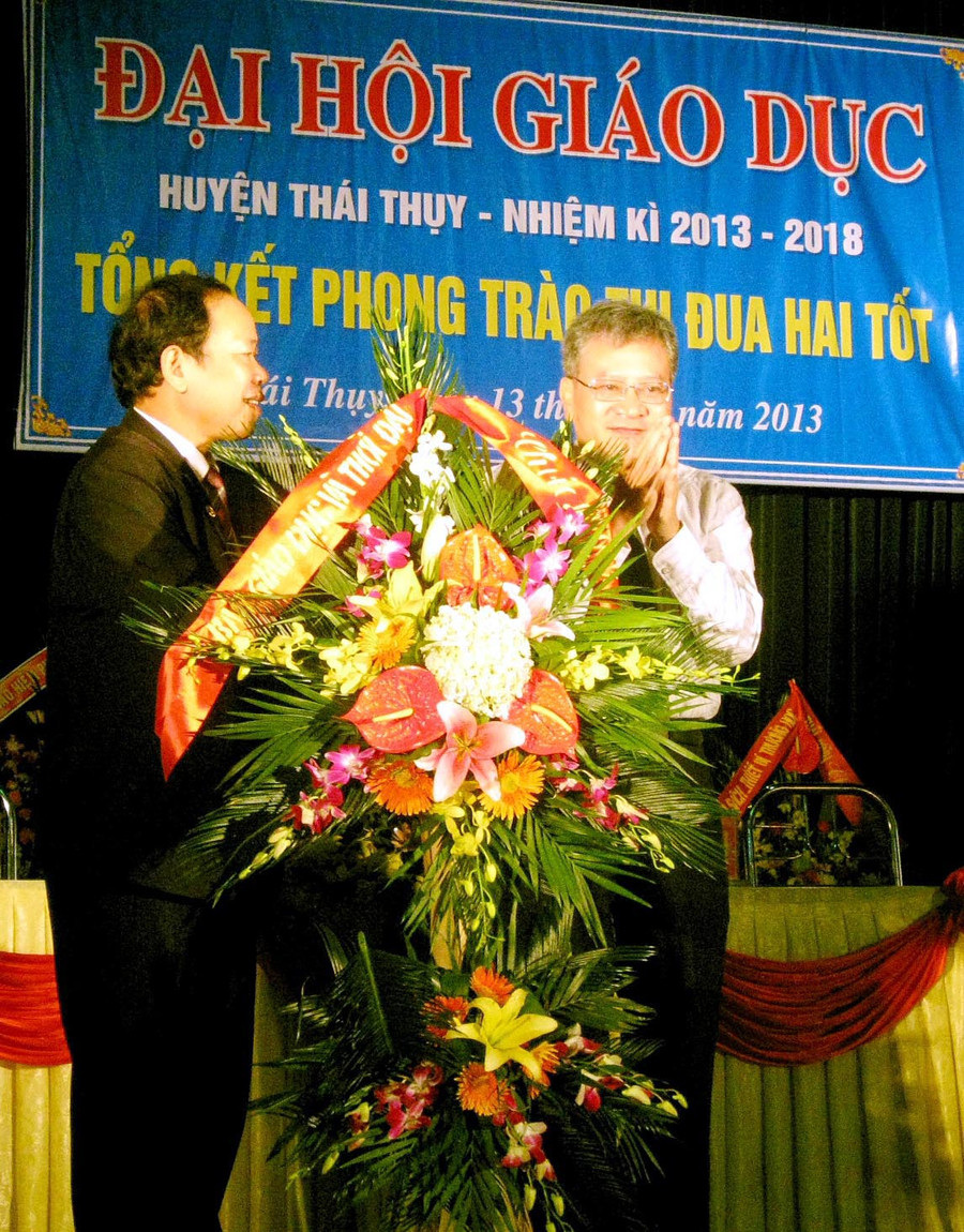 Phó TBT báo Giáo dục và Thời đại Nguyễn Quốc Chính tặng hoa chúc mừng ngành Giáo dục Thái Thụy Phó TBT báo Giáo dục và Thời đại Nguyễn Quốc Chính tặng hoa chúc mừng ngành Giáo dục Thái Thụy