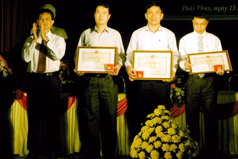 Ông Trần Hồng Sơn - Phó Giám đốc Sở GD&ĐT Thái Bình - tặng Kỷ niệm chương cho các cá nhân có thành tích xuất sắc trong phong trào thi đua Hai tốt