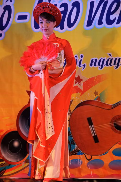 Tấm áo dài Việt Nam được cách điệu ở hai ống tay gây nên sự ngạc nhiên về sức sáng tạo IMG_0158.JPG