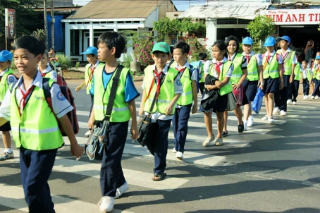 Trang bị kỹ năng đi bộ an toàn cho trên 13.000 HS