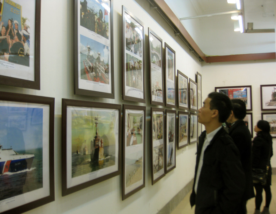 Du khách tới xem triển lãm ảnh “Biển đảo tổ quốc”.